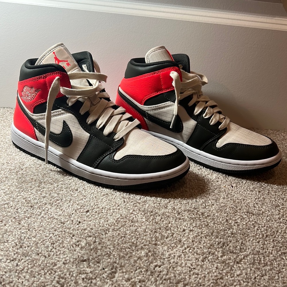 Air Jordan 1 Mid SE Newsprint
